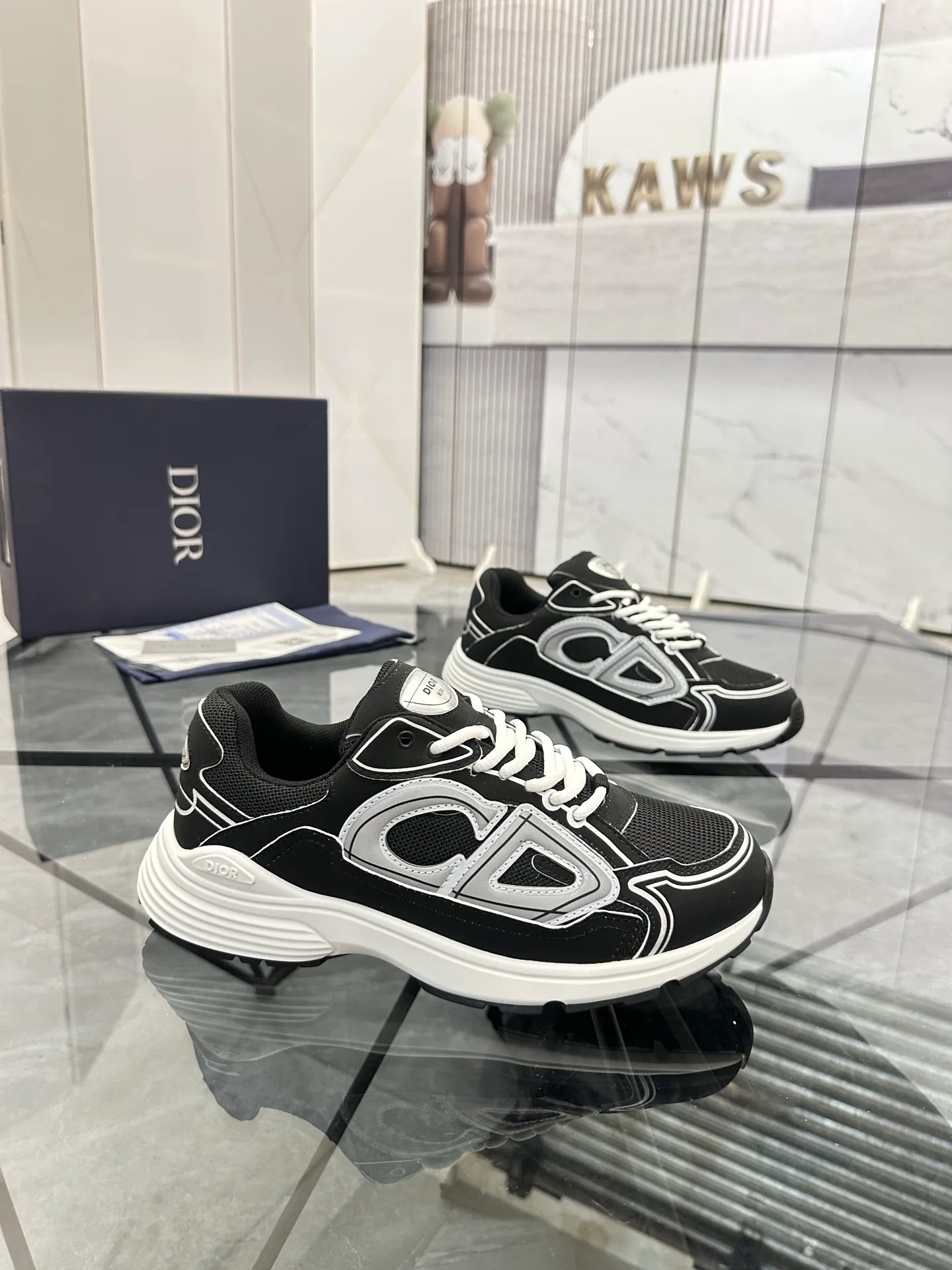 Men's shoes: 💰P400¥ Available in Guangzhou Product trademark: Dior* "Dior*" low-top casual shoes Regular size: 35-46 (can be customized to 47) Couple style Product materials: Upper imported cowhide stitched with original fabric, breathable lining, ultra-light foam original outsole. No.: 007